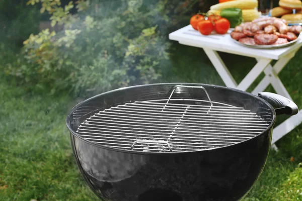 Barbecue gril s kouřem — Stock fotografie