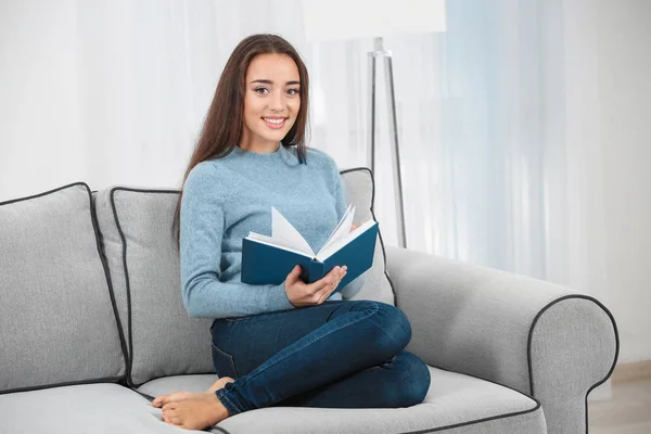 Jonge vrouw lezen boek — Stockfoto