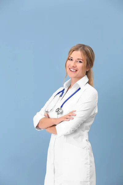 Médecin avec stéthoscope sur fond de couleur — Photo