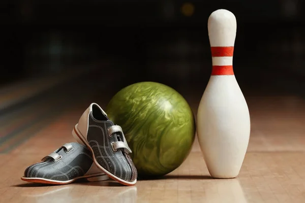 Взуття, шпилька і м'яч на підлозі в клубі боулінгу — стокове фото