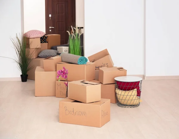 Stěhovací krabice s věcmi v místnosti — Stock fotografie