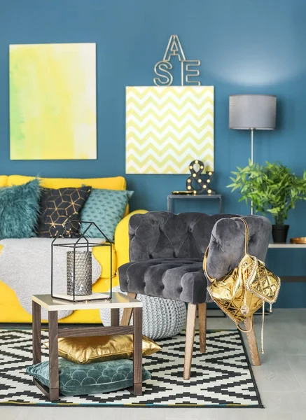 Современный интерьер гостиной со стильным креслом — стоковое фото