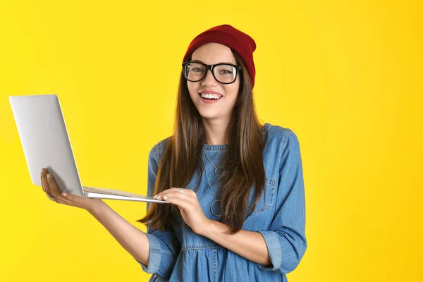 Jonge vrouw met laptop — Stockfoto