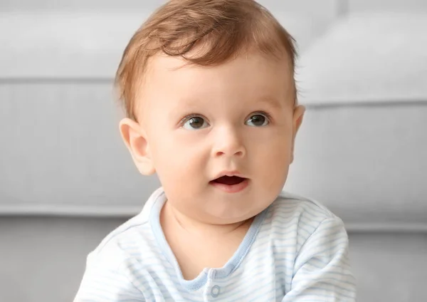 Bebê adorável em pijama listrado — Fotografia de Stock