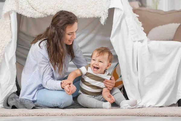 Mère avec bébé garçon — Photo