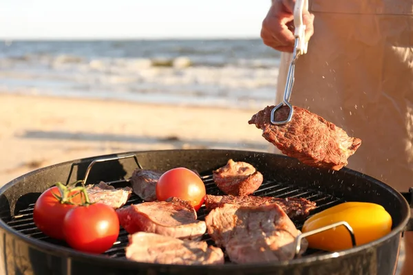 Man cooking steaks and vegetables on barbecue grill — Stock Photo, Image