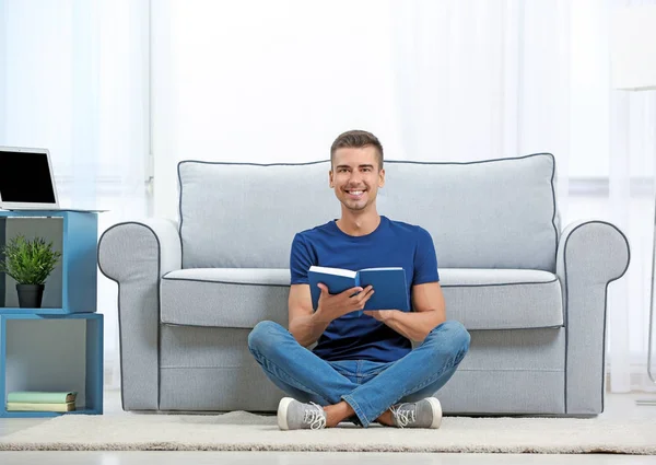 Joven leyendo libro — Foto de Stock