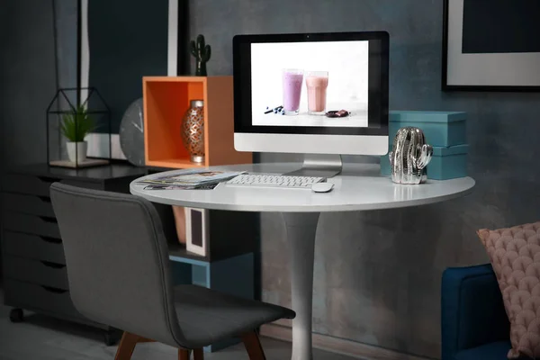 Wygodne miejsce do pracy z monitorem w wnętrzu piękny nowoczesny pokój — Zdjęcie stockowe