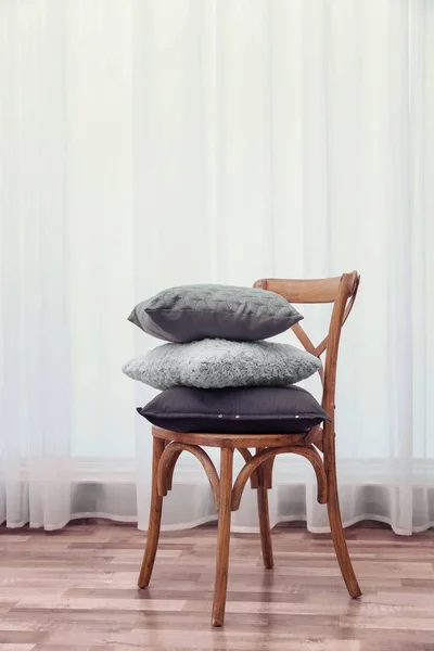 Стул с подушками в помещении — стоковое фото