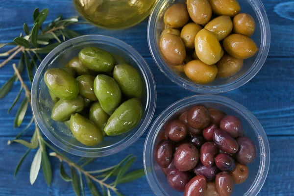 Miski z różnych oliwki — Zdjęcie stockowe