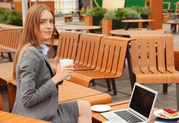 Jeune femme responsable marketing travaillant dans un café en plein air — Photo