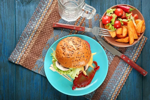 Plate with fresh tasty burger — Stock Photo, Image