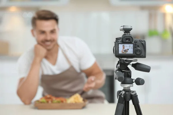 Μικρά blogger καταγραφή βίντεο στη φωτογραφική μηχανή στην κουζίνα — Φωτογραφία Αρχείου
