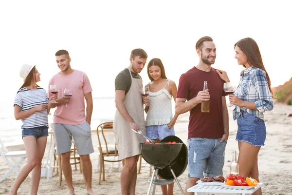 Jonge mensen hebben barbecue party op strand — Stockfoto