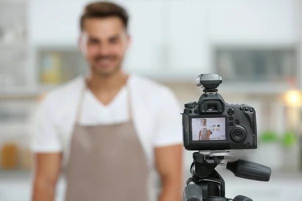 Joven blogger grabando vídeo en cámara en cocina — Foto de Stock
