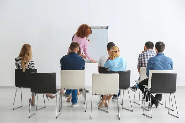 Grupp människor med business tränare på seminarium — Stockfoto