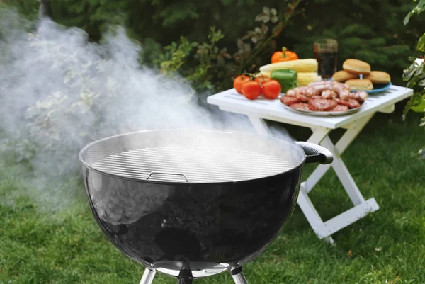 Griglia barbecue con fumo — Foto Stock