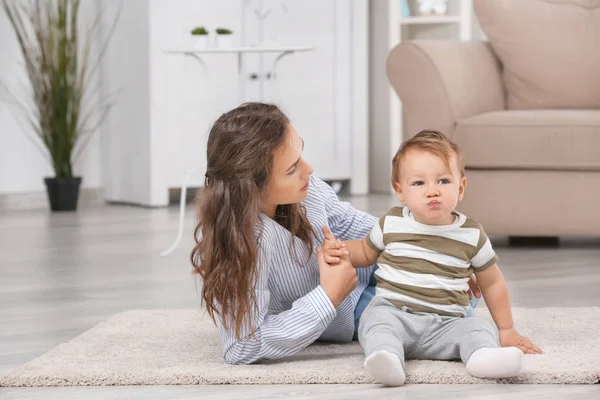 Madre con bebé niño — Foto de Stock