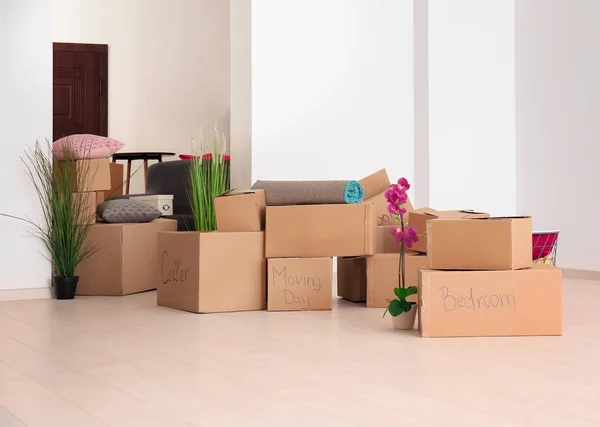 Verhuisdozen met spullen in de kamer — Stockfoto