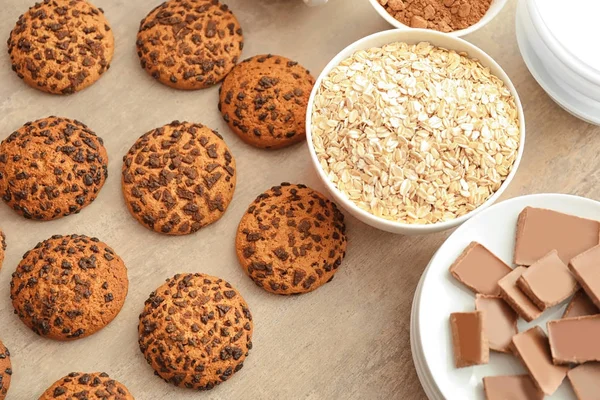 Composición con galletas de avena con chispas de chocolate en la mesa — Foto de Stock