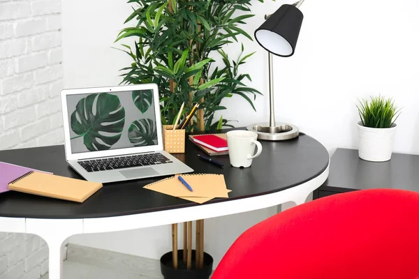 Комфортне робоче місце з ноутбуком на столі — стокове фото