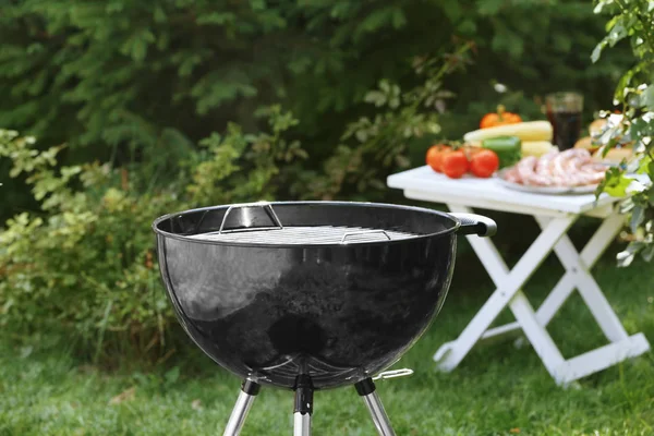 Grill på gårdsplassen – stockfoto