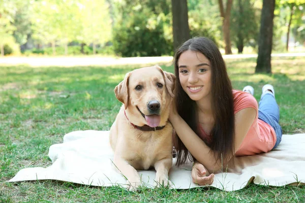 Ung kvinna med retriever — Stockfoto