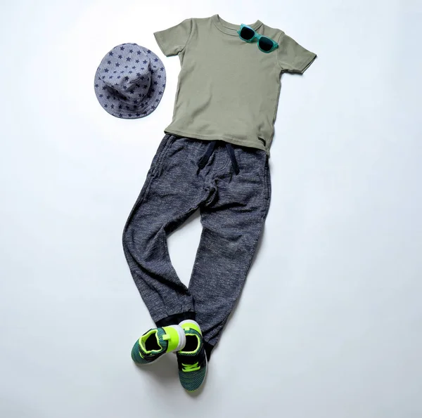 Kind van kleding en sneakers op witte achtergrond — Stockfoto