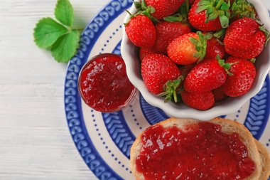 çilek reçeli ile ekmek 