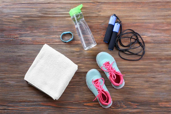 Equipamiento deportivo sobre fondo de color — Foto de Stock