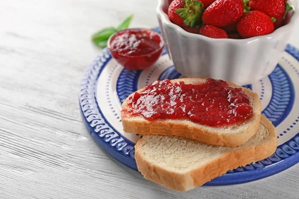 Pan con mermelada de fresa — Foto de Stock