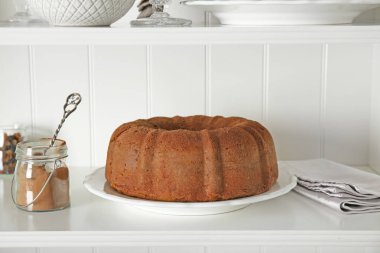 Mutfak tezgahının üzerinde lezzetli tarçınlı kek