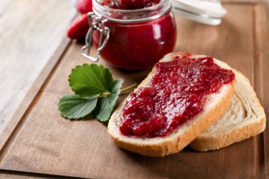 lezzetli çilek reçeli