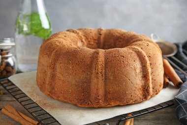 Masada lezzetli tarçınlı kekle fırın raf