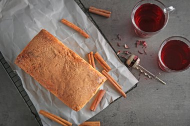 Masada lezzetli tarçınlı kekle fırın raf