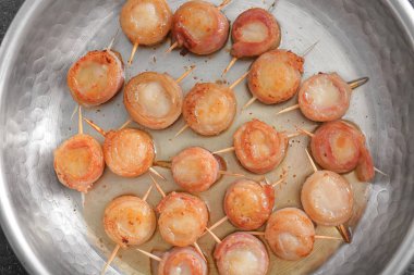 Kızartma tavası pastırma ile tarak masanın üzerine sarılmış.