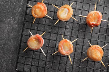 Pastırma ile fırın ızgara tarak masanın üzerine sarılmış.