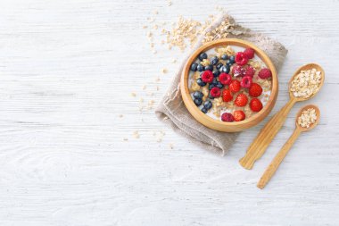 Masada kase çilek ile lezzetli yulaf ezmesi