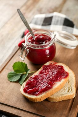 lezzetli çilek reçeli