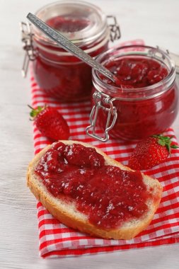 lezzetli çilek reçeli