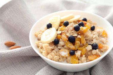 Meyveler ve meyve kase masada lezzetli yulaf ezmesi