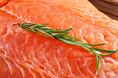 Taze Çiğ somon fileto ve biberiye, portre