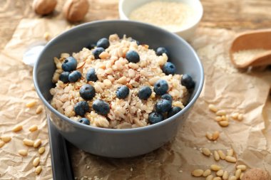 Masada kase çilek ile lezzetli yulaf ezmesi
