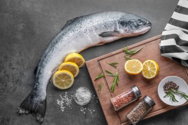 Tablo taze Çiğ somon ile kompozisyon