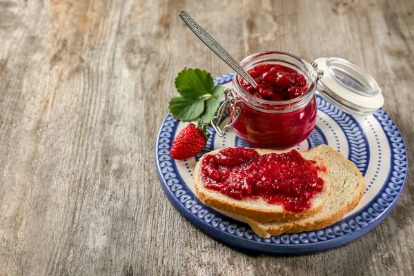 Delicious strawberry jam — Stock Photo, Image