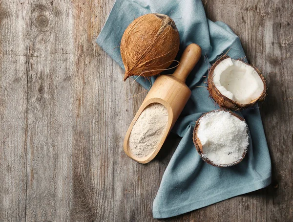 Colher com farinha e coco desidratado — Fotografia de Stock