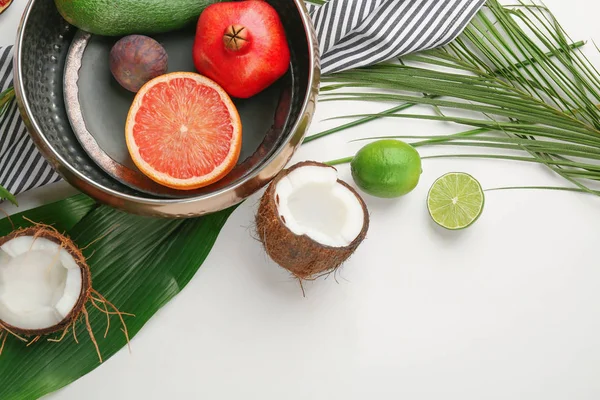 Sammansättning med tropiska frukter — Stockfoto