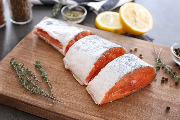 Board with fresh raw salmon, closeup — Stock Photo, Image