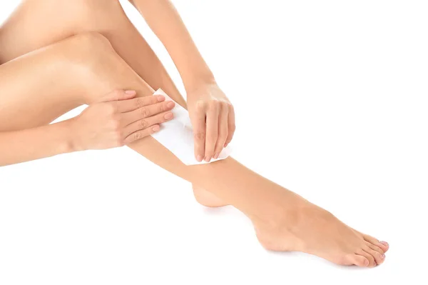 Jovem mulher depilando perna — Fotografia de Stock
