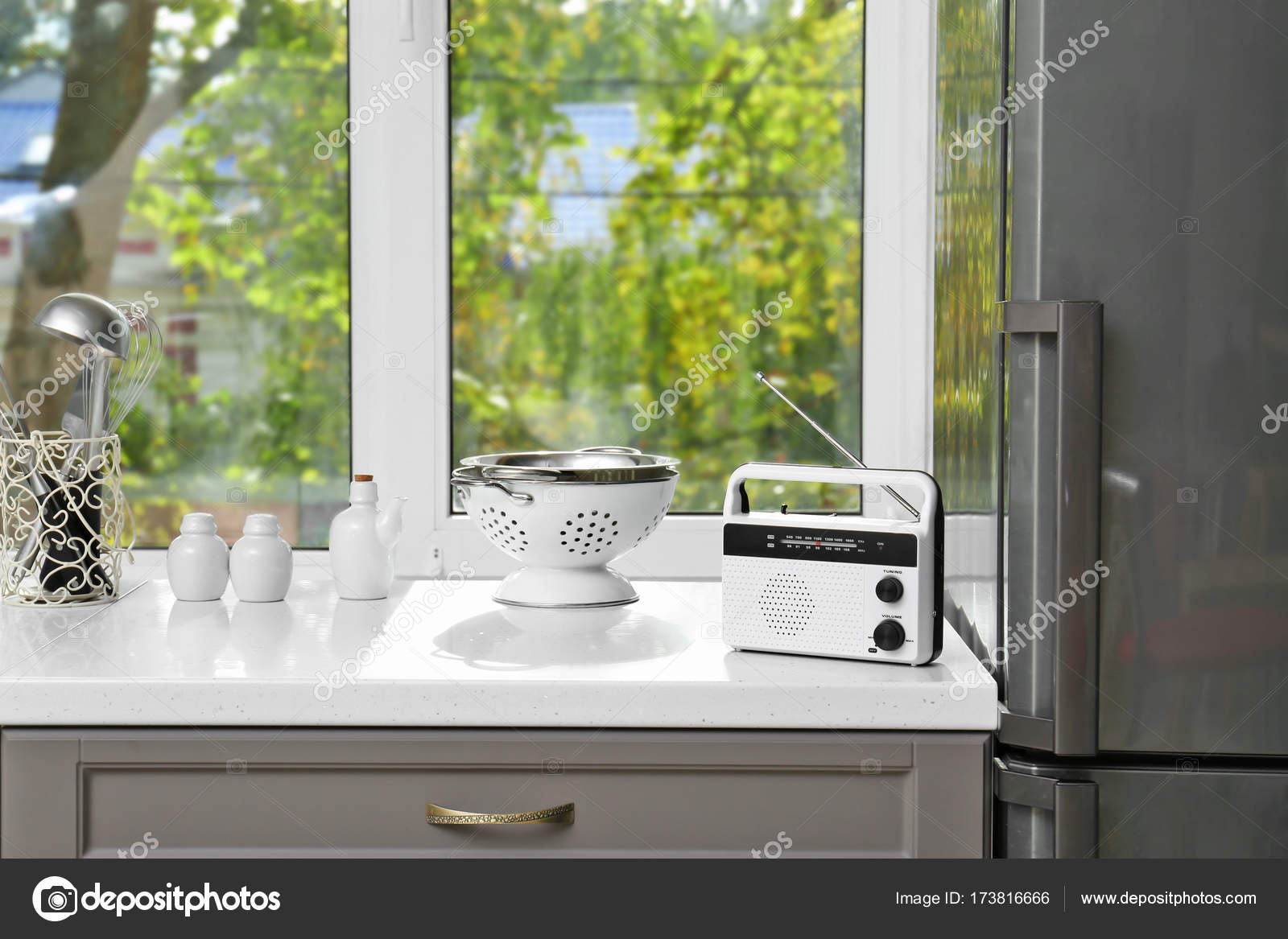 Radio moderna en la mesa en la cocina: fotografía de stock © belchonock  #173816666